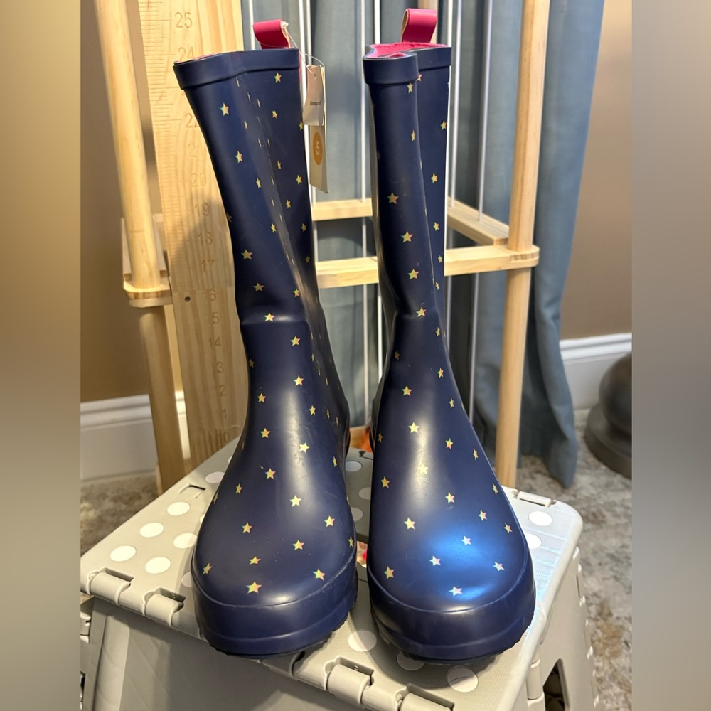 Target Navy Star Pattern Boots NEW, size 5, Rain, Snow, Puddles